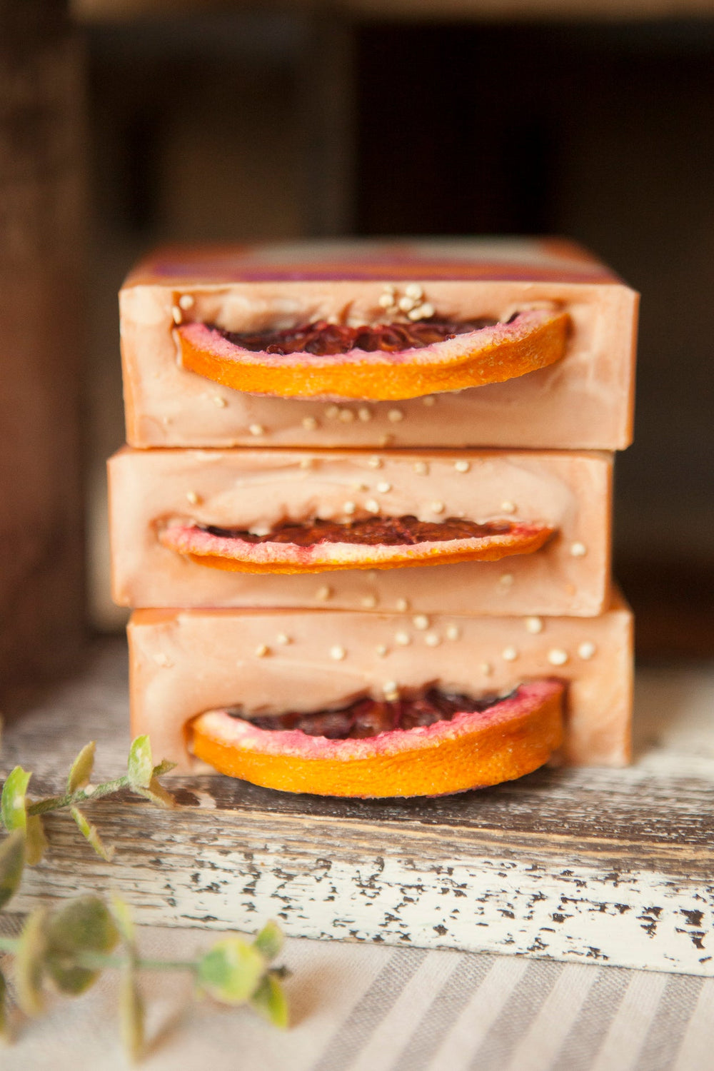 https://cdn.shopify.com/s/files/1/0621/8743/8302/files/Blood_Orange_and_Goji_Berry_Soap_3.jpg?v=1724979128