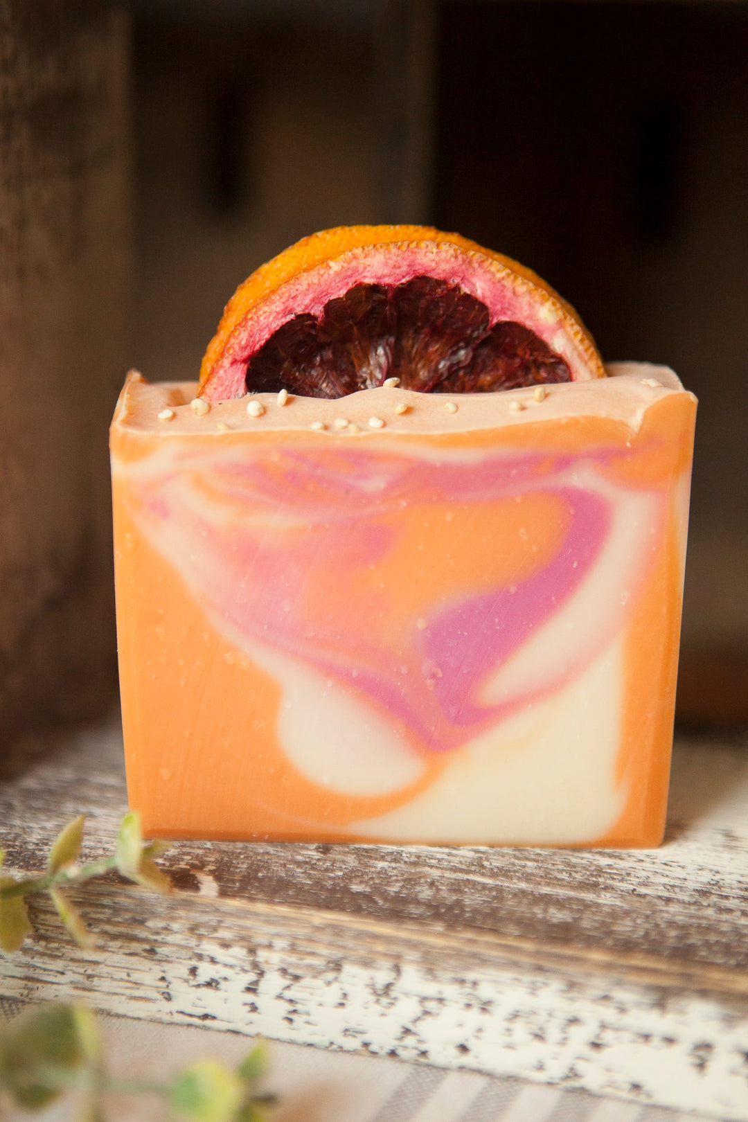 https://cdn.shopify.com/s/files/1/0621/8743/8302/files/Blood_Orange_and_Goji_Berry_Soap_4.jpg?v=1724979151